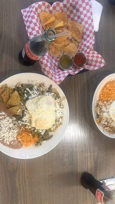 Chilaquiles con pollo y nopales