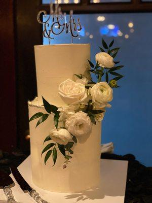 Queen Anne Flowers was honored to arrange flowers for the wedding of Lisa and Anthony Iacovone at Blackstone Steakhouse in Melville, NY.