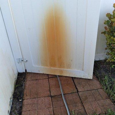 Before Picture
rust stain removal from vinyl fence