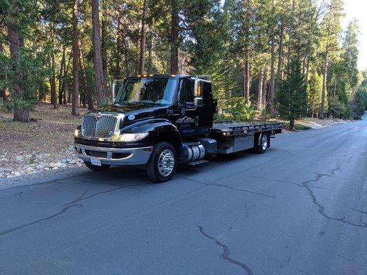 What a beautiful tow truck!