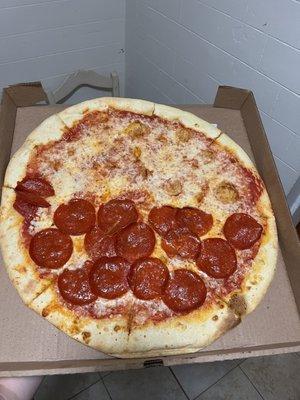 Half cheese half pepperoni pizza