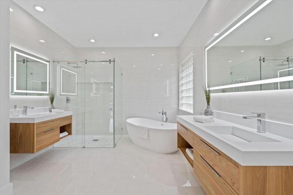 This Scandinavian-inspired bathroom beautifully merges a warm atmosphere with smart technology. Featuring our Collins vanities.