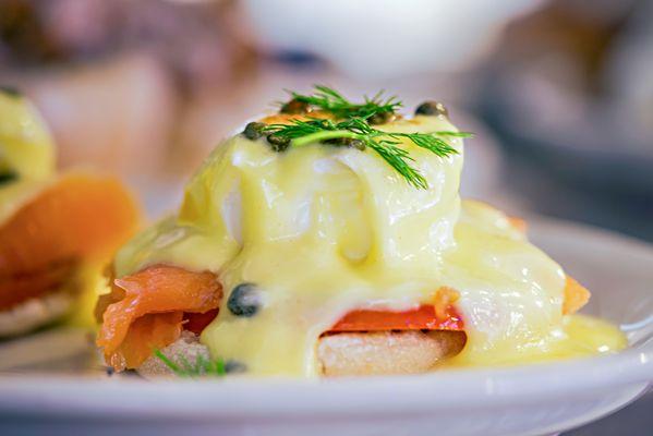 SMOKED SALMON BENEDICT

Poached eggs served on a toasted English muffin, smoked salmon, hollandaise, grilled tomatoes, dill & caper