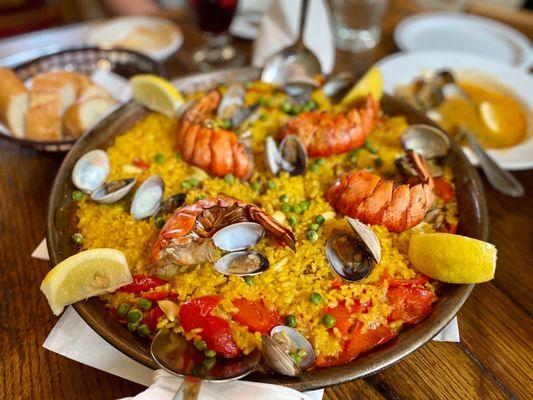 Lobster paella for four people