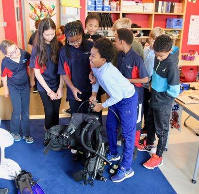 5th grade class trying to lift a tank that was loaned by Underwater Safaris!