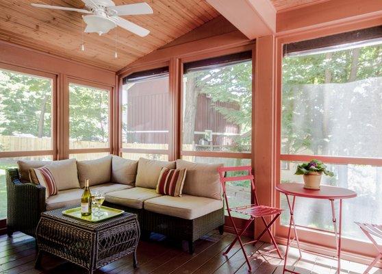 Twin Oaks Inn Screened-in Porch