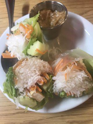 Fresh spring rolls with yummy peanut sauce