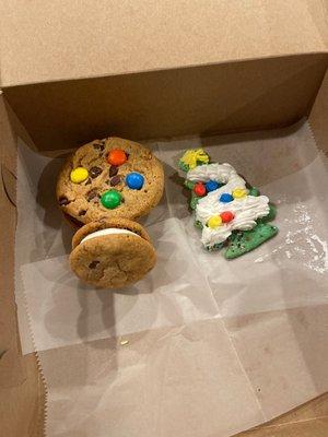 M&m sandwich cookie, small chocolate chip sandwich cookie, Christmas tree cookie