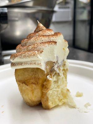 Cinnamon roll cupcake