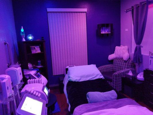 Enjoy a heated massage table and watch Netflix movies while we sculpt your body for about 2.5 hours in our 8 treatment package!