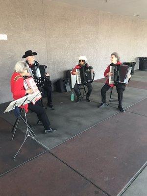 So fun accordion band outside Albertsons on camper Glenn I broke into a jig Jk