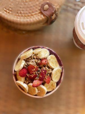 Simple presentation but still tasty. I got the açaí bowl with fresh fruits.