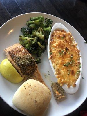 Broiled salmon, au gratin potatoes, broccoli