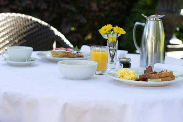 A breakfast in the courtyard of the 1842 Inn.