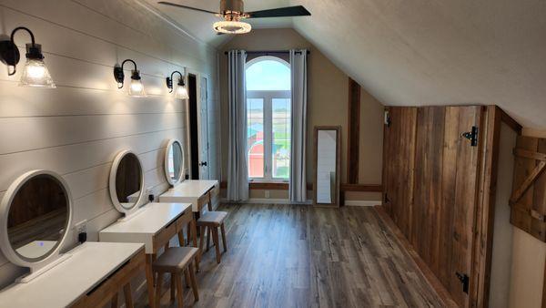 Renovated bridal suite located in our barn loft is beautiful!