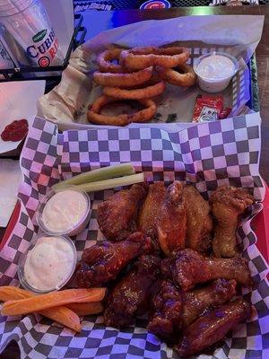 Sweet and spicy wings and bbq wings: onion rings