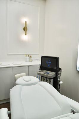 HydraFacial uses a unique, patented Vortex-Fusion delivery system to exfoliate, extract and hydrate skin.