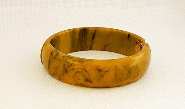 Vintage Bakelite Bracelet from our costume jewelry collection.  https://doburl.com/g