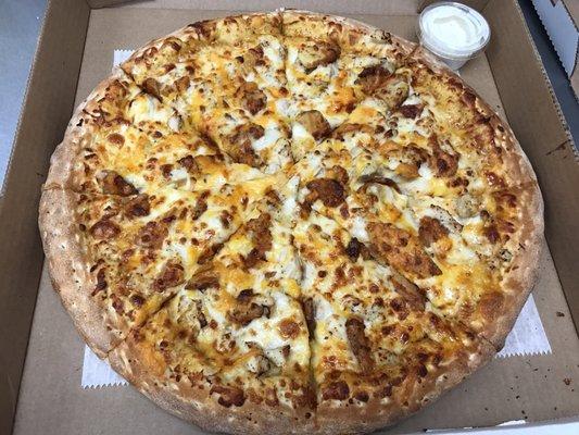 Ranchero buffalo chicken pizza .