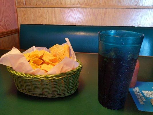 I always enjoy a good meal here. Starts off with a big bowl of chips and a tall glass of diet Coke. Fajitas on the way!