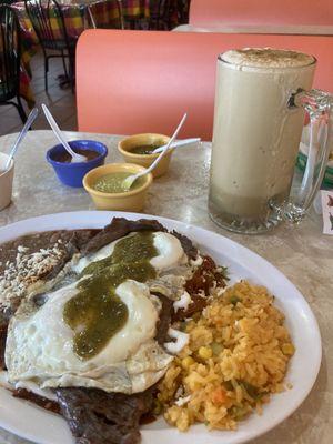 Chilaquiles rojos con cesina y huevo