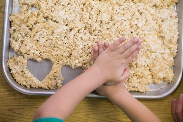 A Kinderbird helps prepare a yummy snack for the class.