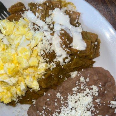 Chilaquiles con salsa verde y huevo estrellado