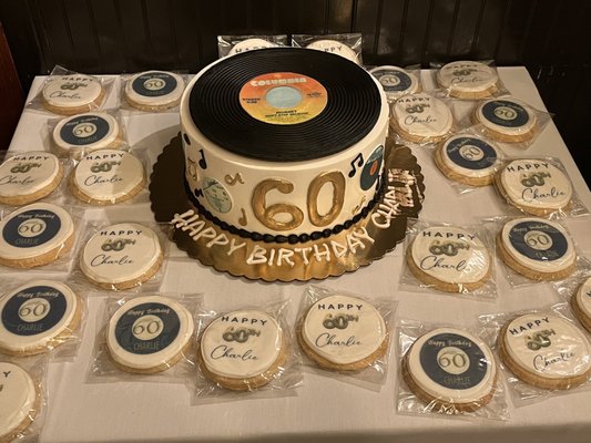 Cake surrounded by the gorgeous cookies