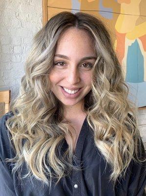 Beach blonde                         Instagram @hairby.brenda