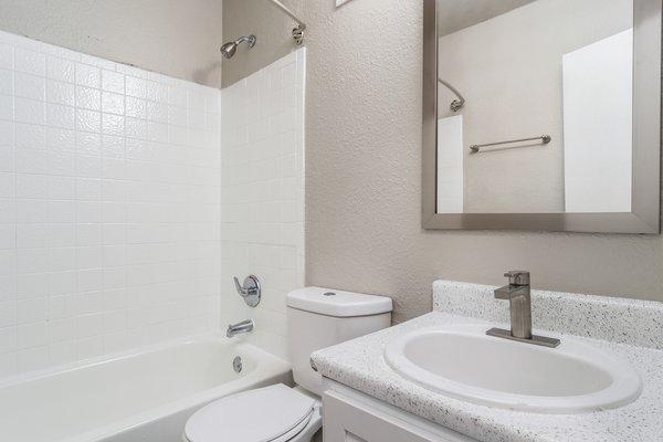 Wyndcliff Galleria Apartments Smyrna Ga modern bathroom