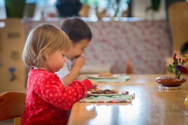 Toddler Community eating lunch.