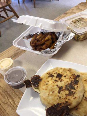 Pupusas de queso & Maduros con creama. To go!