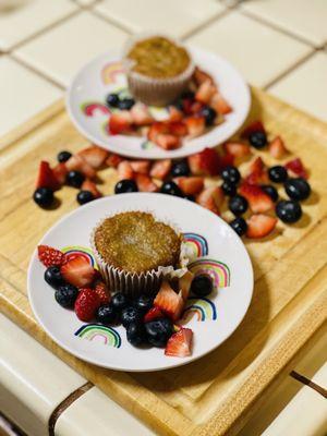 Healthy Snack : Homemade Banana Muffins & Fresh Berries