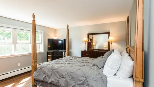 Queen Bed, 50" TV, free WiFi, DInner, shared bathroom