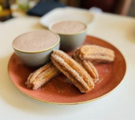 Churros y Chocolate Caliente