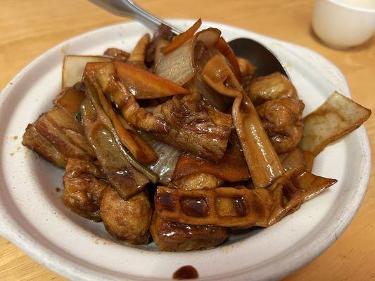 Braised pork belly with deep fried tofu.