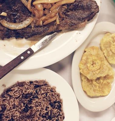 Bistec con Arroz Moro y Tostones