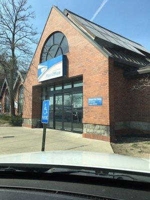 Front door of USPS off Innis Rd.