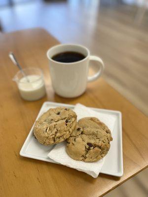 "Guatemala Iglesias" drip & peanut butter/chocolate chip cookies.