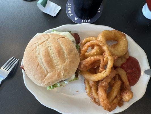 Bacon cheeseburger with onion rings