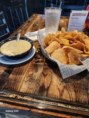 Chips and chicken queso