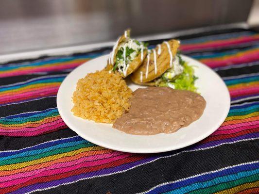 Combinación de gorditas con arroz y frijol