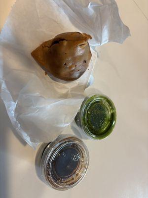 Samosa and cilantro chutney and tamirand date chutney