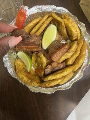 Chicharrn de cerdo con tostones