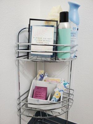 Such a cute, thoughtful display in the bathroom!