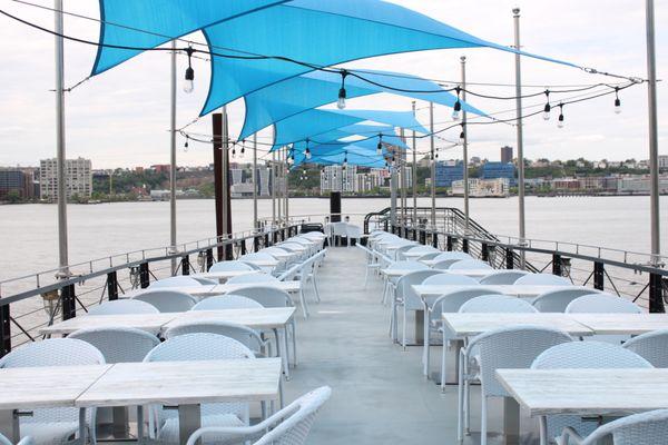 Casual waterfront restaurants in NYC that takes reservations for groups of 10