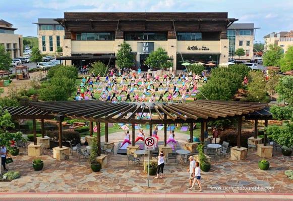 Outdoor class with Sadie Lincoln, founder of barre3