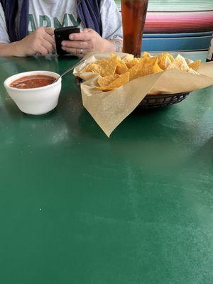 Salsa, chips & Dos Equis