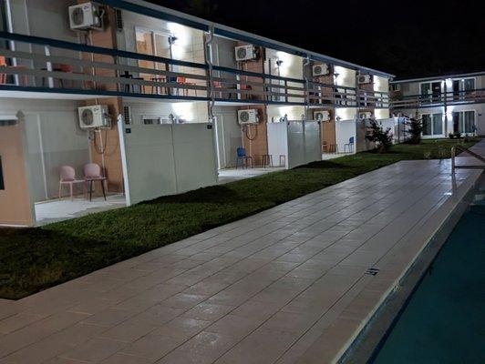 Rooms facing the pool