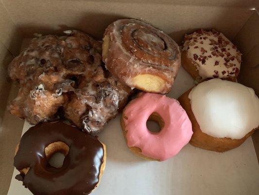 Apple fritter, cinnamon roll, maple bacon, chocolate, strawberry, and lemon filled. Yum!